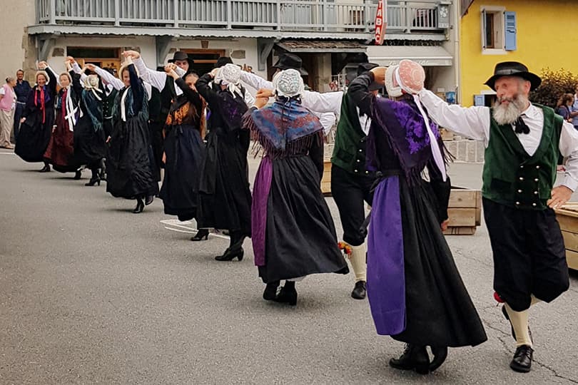 Le Groupe Folklorique Prazon en parade dans les rues